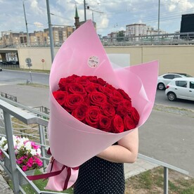25 красных розочек