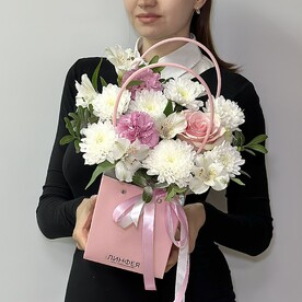 Композиция в сумочке из кустовых хризантем, альстромерии, гвоздик и розы