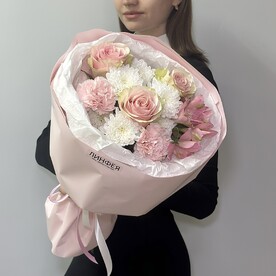 Авторский букет из розовых роз, альстромерий, хризантемы и диантусов