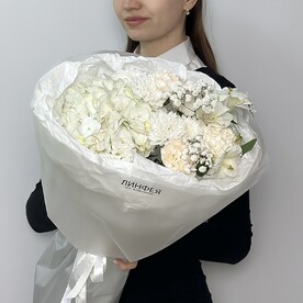 Авторский букет с белой гортензией, хризантемой, диантусами, альстромерией и гипсофилой