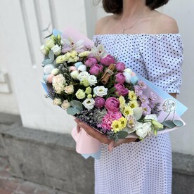 Сантини, Эвкалипт, Орхидея, Хлопок, Лизиантус Эустома, Роза пионовидная кустовая, Озатамнус, Роза кустовая, Диантус, Лимониум, Корица, Упаковка
