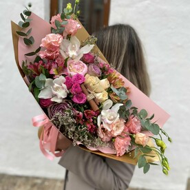 Роза, Эвкалипт, Орхидея, Альстромерия, Лизиантус Эустома, Роза пионовидная кустовая, Писташ, Роза пионовидная, Лимониум, Корица, Пленка матовая
