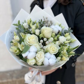Роза, Хлопок, Писташ, Роза кустовая, Бруния, Лизиантус Эустома, Эвкалипт, Альстромерия, Дизайнерская упаковка