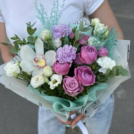 Писташ, Эвкалипт, Мискантус, Роза пионовидная кустовая Мисти Баблс, Орхидея цимбидиум, Роза, Лизиантус Эустома, Диантус, Дизайнерская упаковка