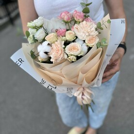 Хлопок, Диантус, Роза пионовидная кустовая, Орхидея цимбидиум, Писташ, Эвкалипт, Лизиантус Эустома, Дизайнерская упаковка