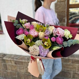 Орхидея цимбидиум, Писташ, Роза, Озотамнус, Роза кустовая, Эвкалипт, Диантус, Роза пионовидная, Роза пионовидная кустовая, Пленка матовая, Фоамиран