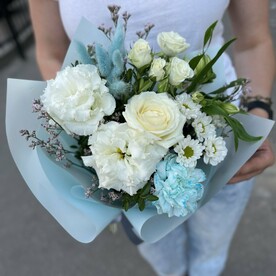 Альстромерия, Писташ, Роза, Роза кустовая, Лизиантус Эустома, Лимониум, Диантус, Сантини, Лагурус, Дизайнерская упаковка