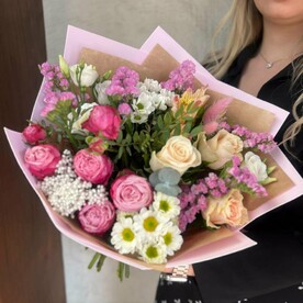 Роза, Писташ, Статица, Сантини, Лагурус, Альстромерия, Озотамнус, Эвкалипт, Лизиантус Эустома, Роза кустовая, Дизайнерская упаковка