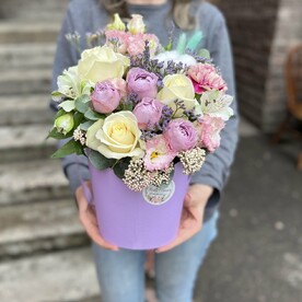Роза, Лизиантус Эустома, Эвкалипт, Альстромерия, Диантус, Озотамнус, Хлопок, Роза кустовая, Коробка, Оазис, Пакет транспортировочный