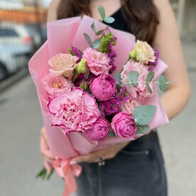 Эвкалипт, Статица, Роза пионовидная кустовая, Лизиантус Эустома, Диантус, Дизайнерская упаковка