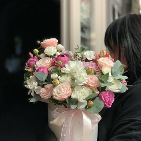 Диантус, Эвкалипт, Роза кустовая, Диантус кустовой, Писташ, Гиперикум или шамилациум, Шляпная коробках, Флористическая губка, Пленка корея, Бант