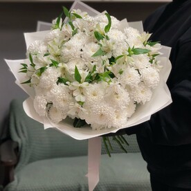 Букет белых хризантем и альстромерий