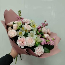Роза кустовая, Маттиола, Диантус, Альстромерия, Рускус, Дизайнерская упаковка