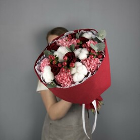 Яркий букет из розы и диантусов и хлопка