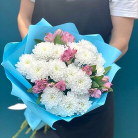 Стойкий букет с хризантемой и альстромерией