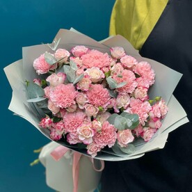 Роза кустовая, Гвоздика кустовая, Эвкалипт, Авторская упаковка