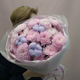 Букет цветов из  кустовых хризантем и хлопком