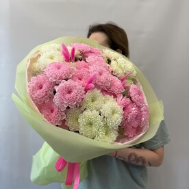 Букет цветов из кустовых хризантем и лагурусом