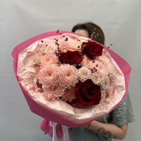 Букет цветов из кустовых роз и кустовых хризантем