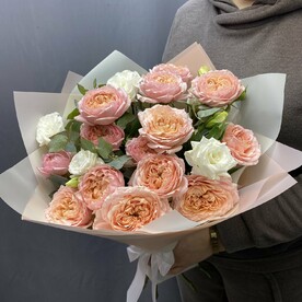 Букет пионовидных кустовых роз «Джульетта» и эустома