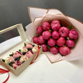 Букет из 15 коралловых пионов и клубники в шоколаде