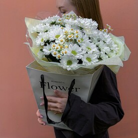 Букет ромашек в сумочке