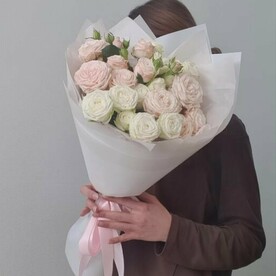 Нежный букет из кустовых роз