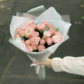 Букет из 7 кустовых роз бомбастик