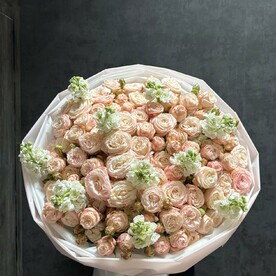 Кустовая роза с маттиолой