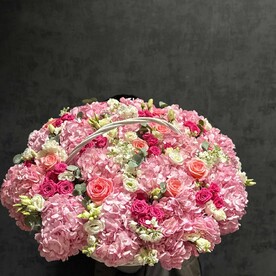 Роза кустовая, Роза одноголовая, Лизиантус Эустома, Гортензия, Эвкалипт, Маттиола, Корзина плетеная, Оазис
