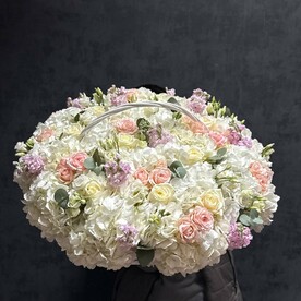Роза кустовая, Роза одноголовая, Лизиантус Эустома, Гортензия, Маттиола, Эвкалипт, Корзина плетеная, Оазис