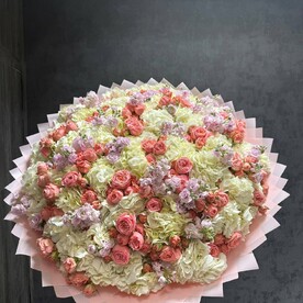 Гортензия с кустовой розой и маттиолой
