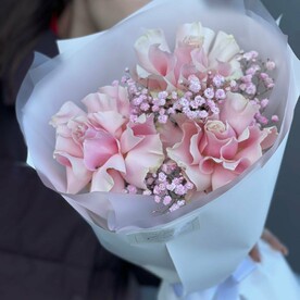 Букет из пышных роз и гипсофилы