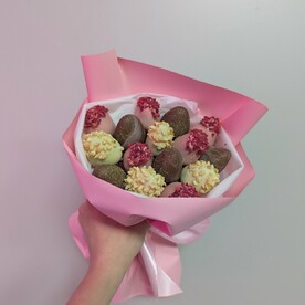 Букет из клубники 15  штук в шоколаде микс