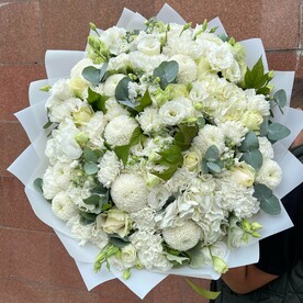 Гортензия, Роза, Хризантема, Маттиола, Гвоздика, Эустома, Эвкалипт, Зелень декоративная, Упаковка, Подкормка для цветов, Инструкция по уходу за букетом, Аквабокс, Транспортировочная коробка