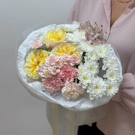 Букет из пионовидных роз, кустовых хризантем и диантусов
