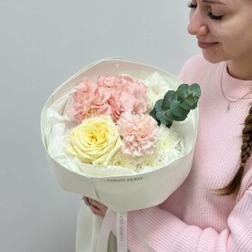 Букет из гортензии, хризантемы, диантусов и розы
