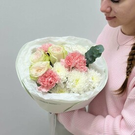 Букет из розы эквадор, диантусов и хризантемы