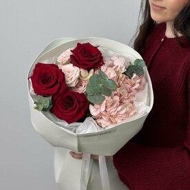 Букет из гортензии, красных роз, кустовой розы и эвкалипта
