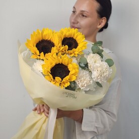 Букет из подсолнухов, кустовой хризантемы, диантусов и эвкалипта