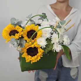 Композиция в сумочке. Подсолнухи, хризантема, эвкалипт и сухоцветы. Рамер L