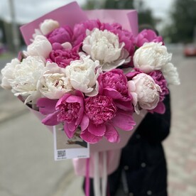 Букет из крупных пионов