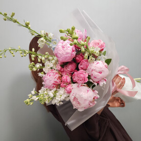 Отборные розовые пионы, маттиолы, дельфиниум и пионовидные розы