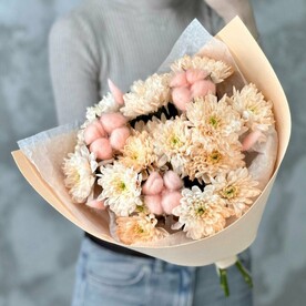 Букет из кустовых хризантем и хлопка