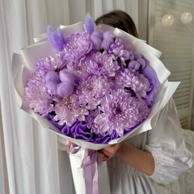 Авторский букет: сиреневая хризантема, натуральный хлопок и лагурус