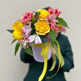 Весенние цветы в коробке:тюльпан,альстромерия,роза