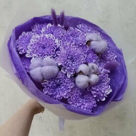 Букет из кустовых хризантем с хлопком и лагурусом