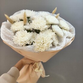 Букет из кустовых хризантем и лагуруса