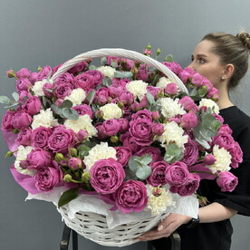 Корзина из кустовых пионовидных роз, диантусов и эвкалипта