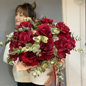 Роза Эквадор, Эвкалипт, Писташ, Оазис флористический, Коробка шляпная, Открытка